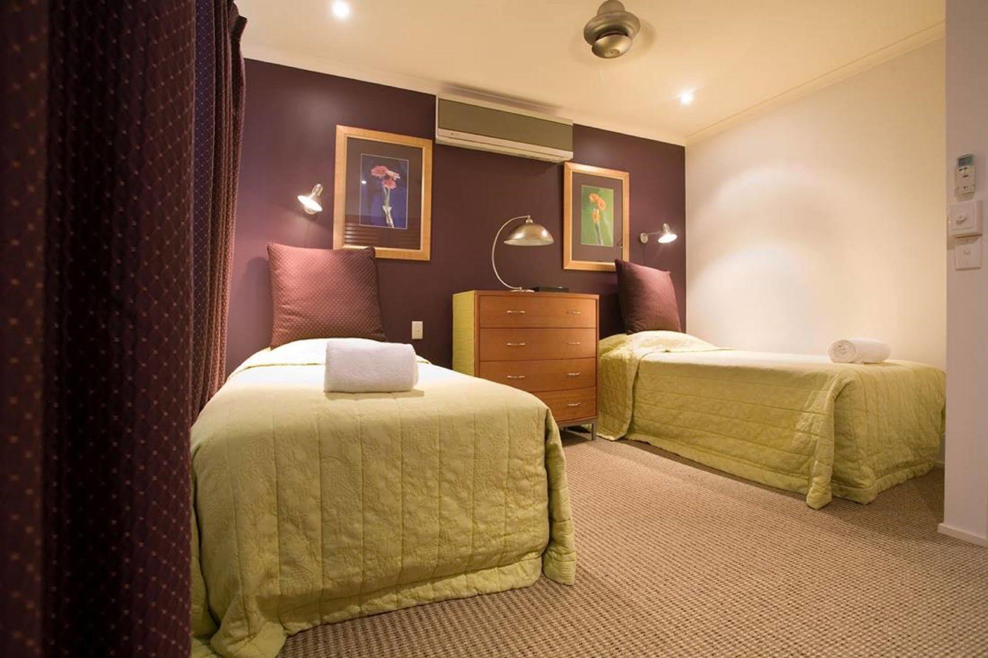 Skippers Cove Waterfront Resort 누사빌 외부 사진